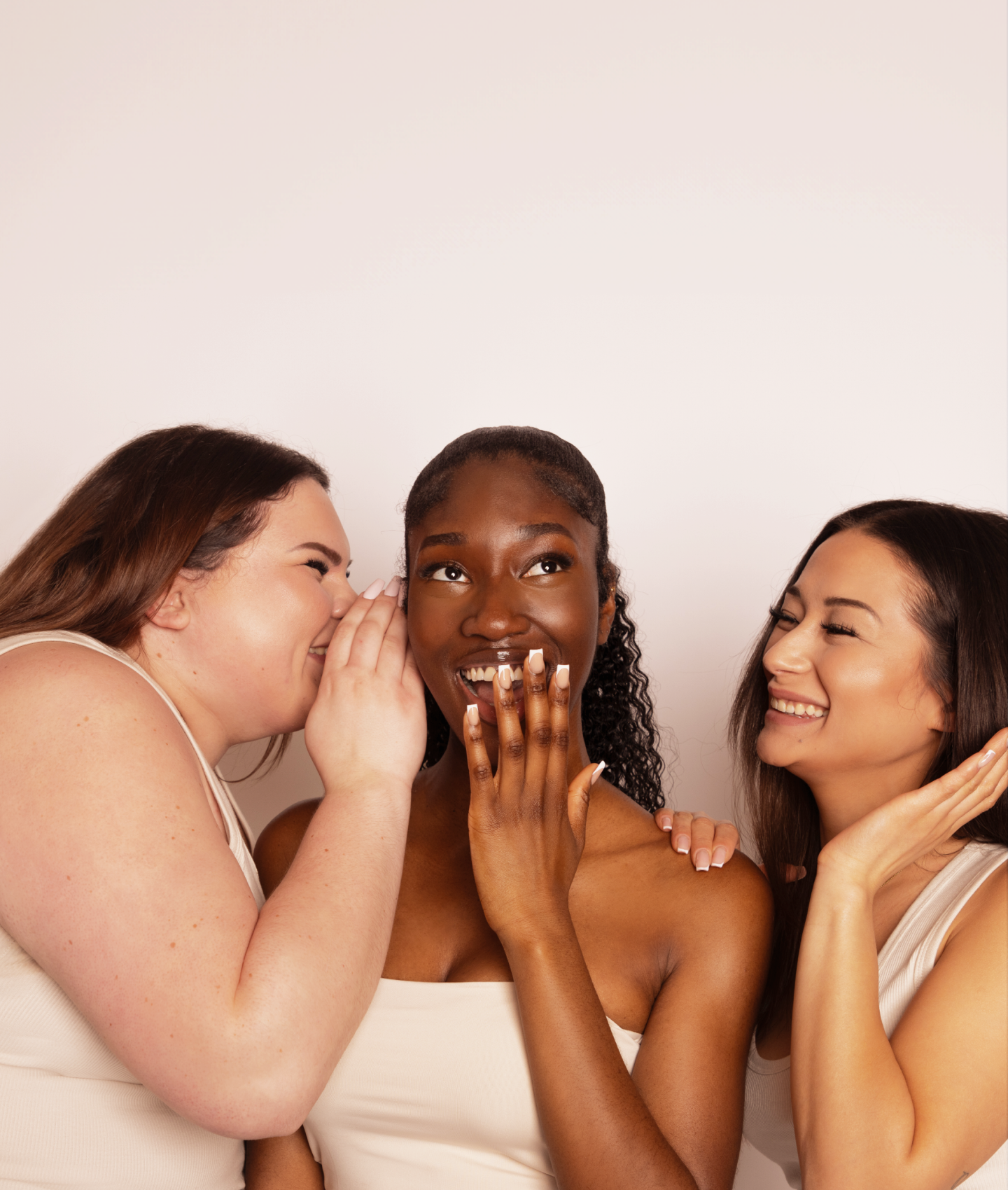 Eine Frau präsentiert eine Slipeinlage.